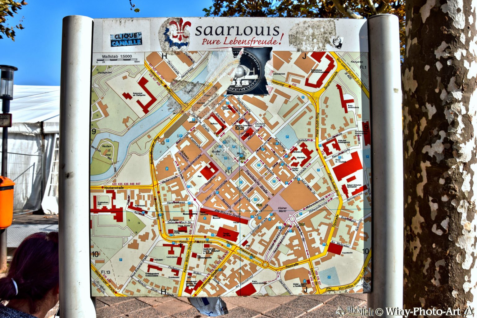 Auf einem Schild ist eine Karte von Saarlouis zu sehen.