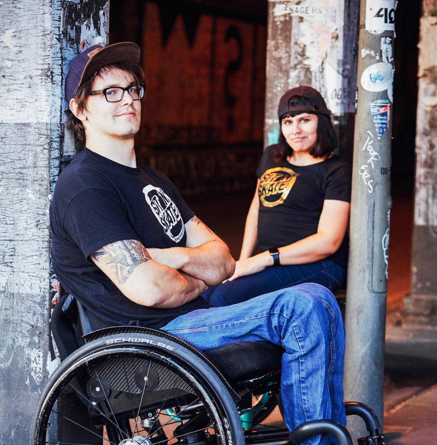 Die Rollstuhlskater*innen Lisa Schmidt & David Lebuser lächeln in die Kamera