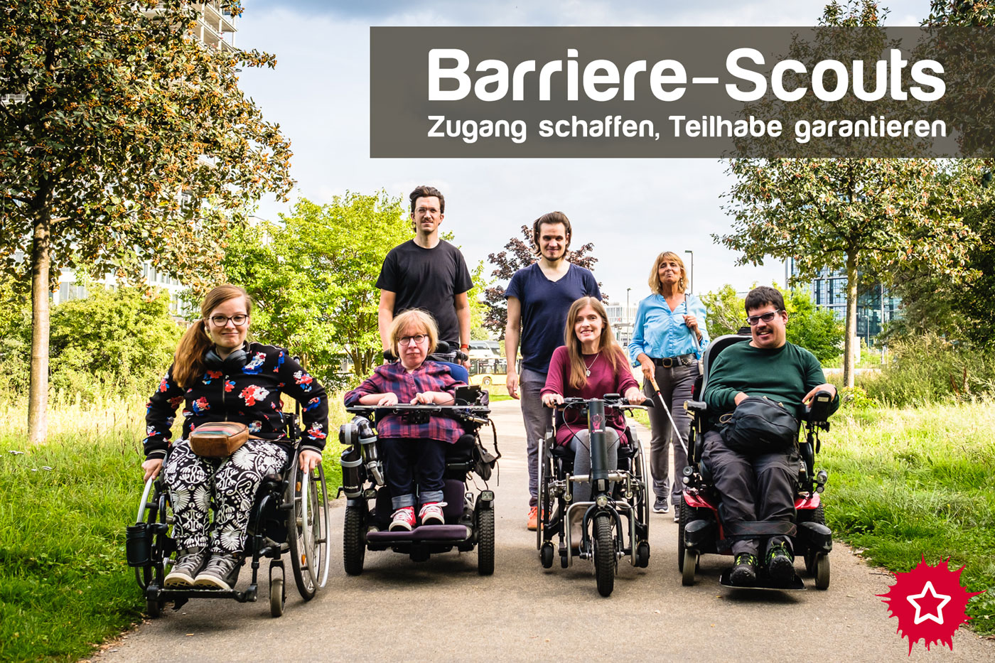 Sieben Menschen mit verschiedenen Behinderungen bewegen sich als Gruppe auf die Kamera zu. Einige sitzen z.B. im Rollstuhl, eine Frau benutzt einen Langstock. Darüber steht: Barriere-Scouts, Zugang schaffen, Teilhabe garantieren.