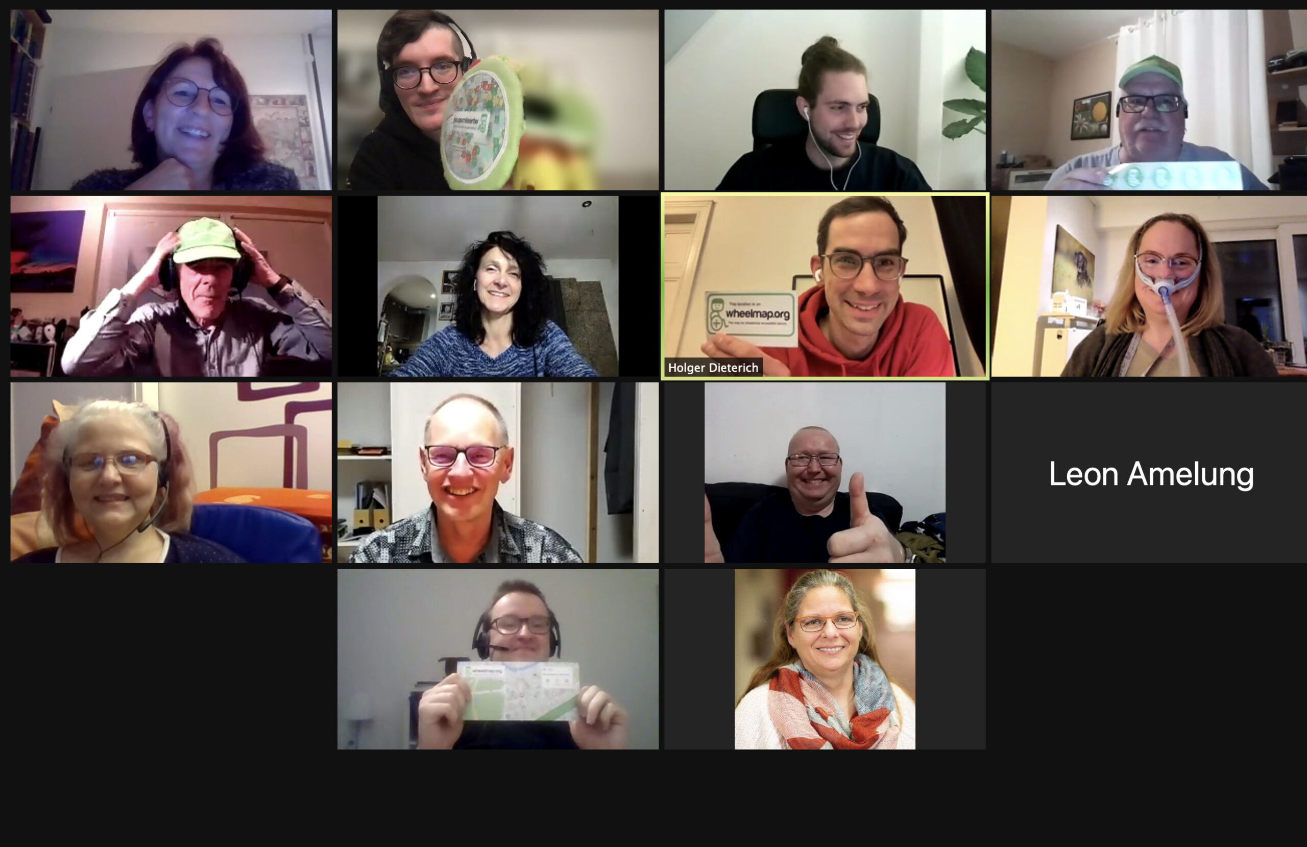 Screenshot eines Video Anrufs. 14 Personen lächeln in die Kameras.