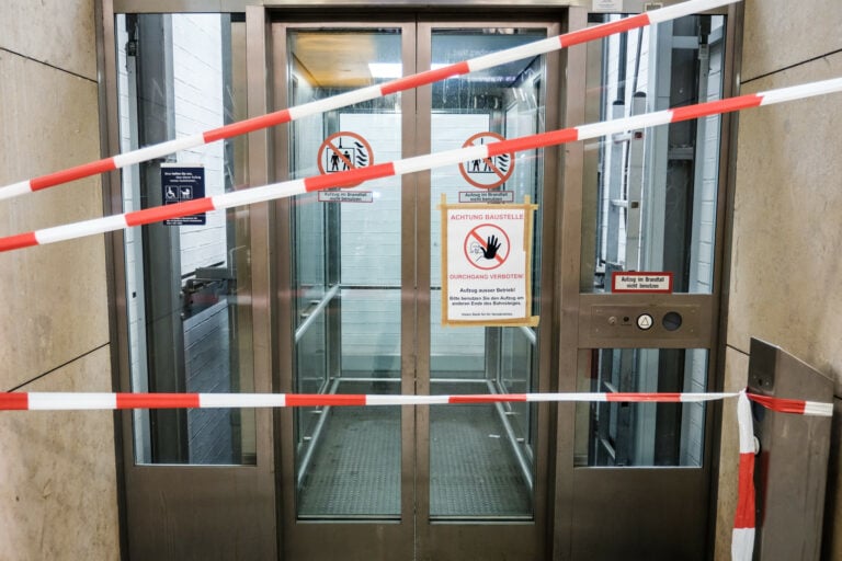 Ein defekter Aufzug mit Absperrband davor